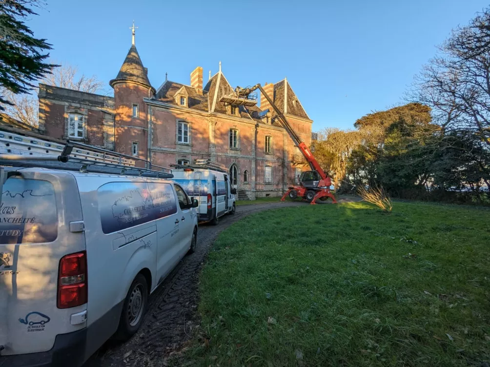 Vue extérieure de la toiture avec échafaudage autour d’un bâtiment.