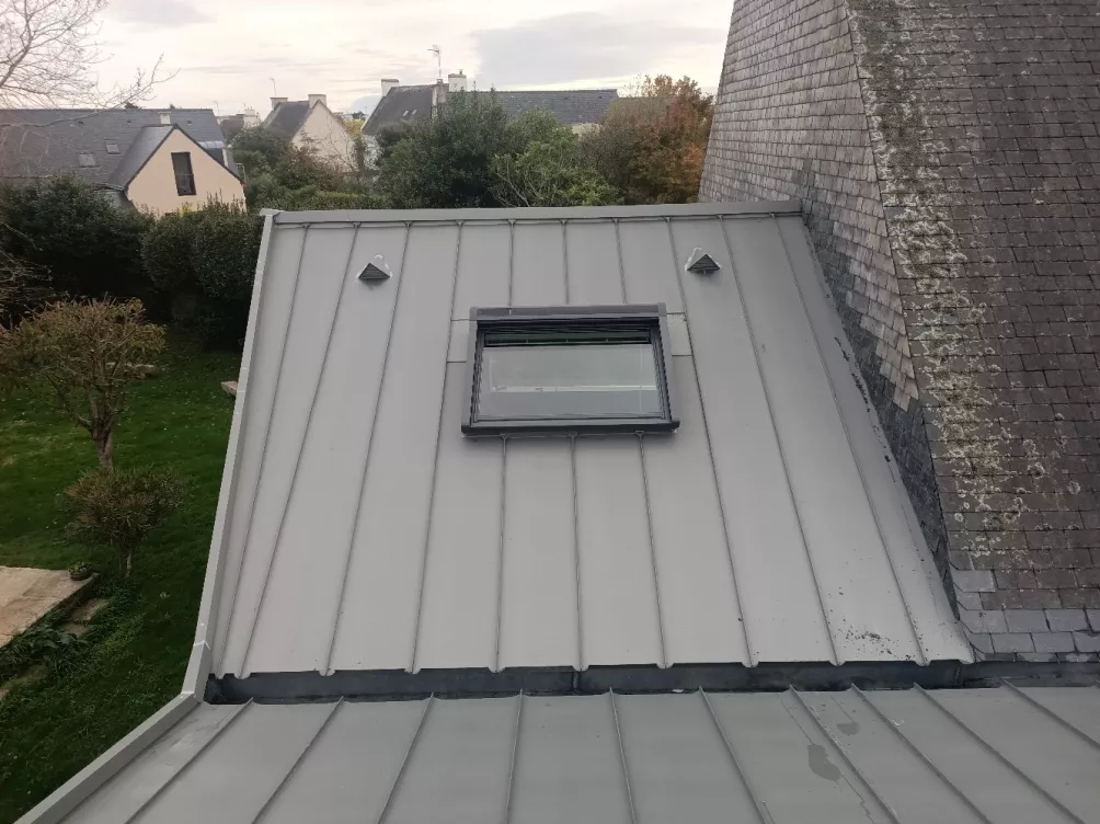 Vue de toit en métal avec fenêtre de toit installé.